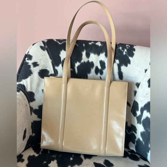 Prada Milano Cream colored Patent Shoulder Bag beautiful, classy and elegant - Picture 2 of 16